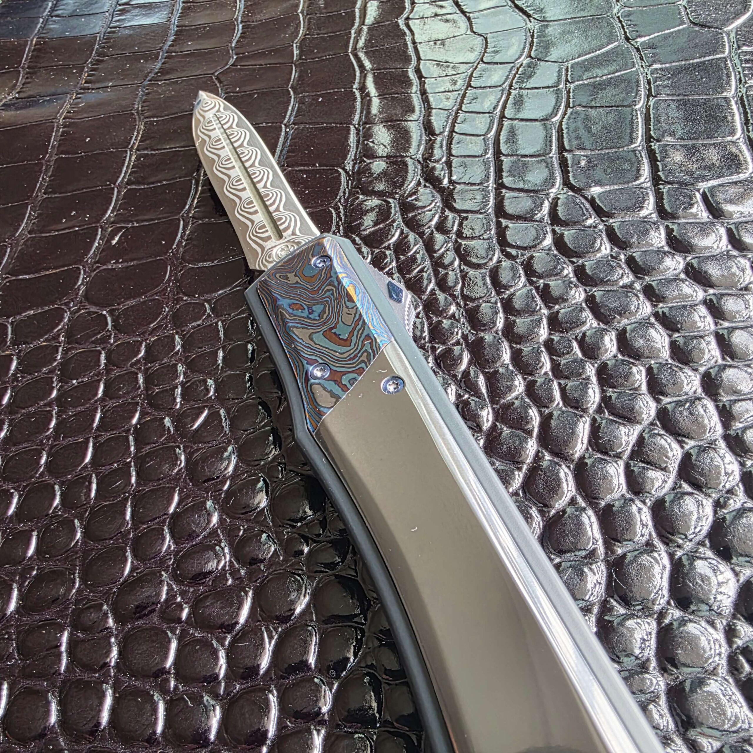 Patrick Famin GOTF Mini open, viewed down the handle from the blade end on the show side