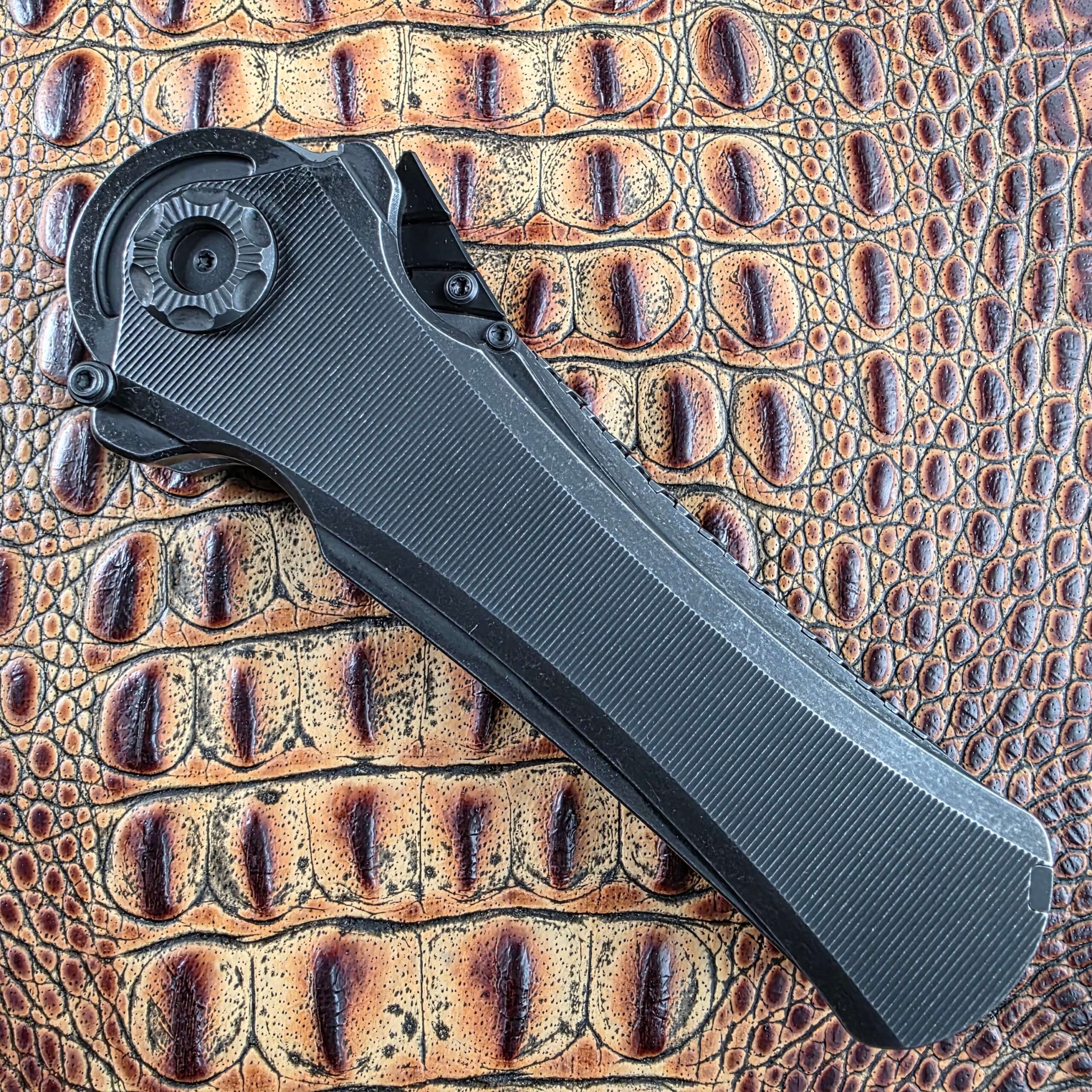 Poikilo Blade AL-Khem closed, show side, full length on titanium