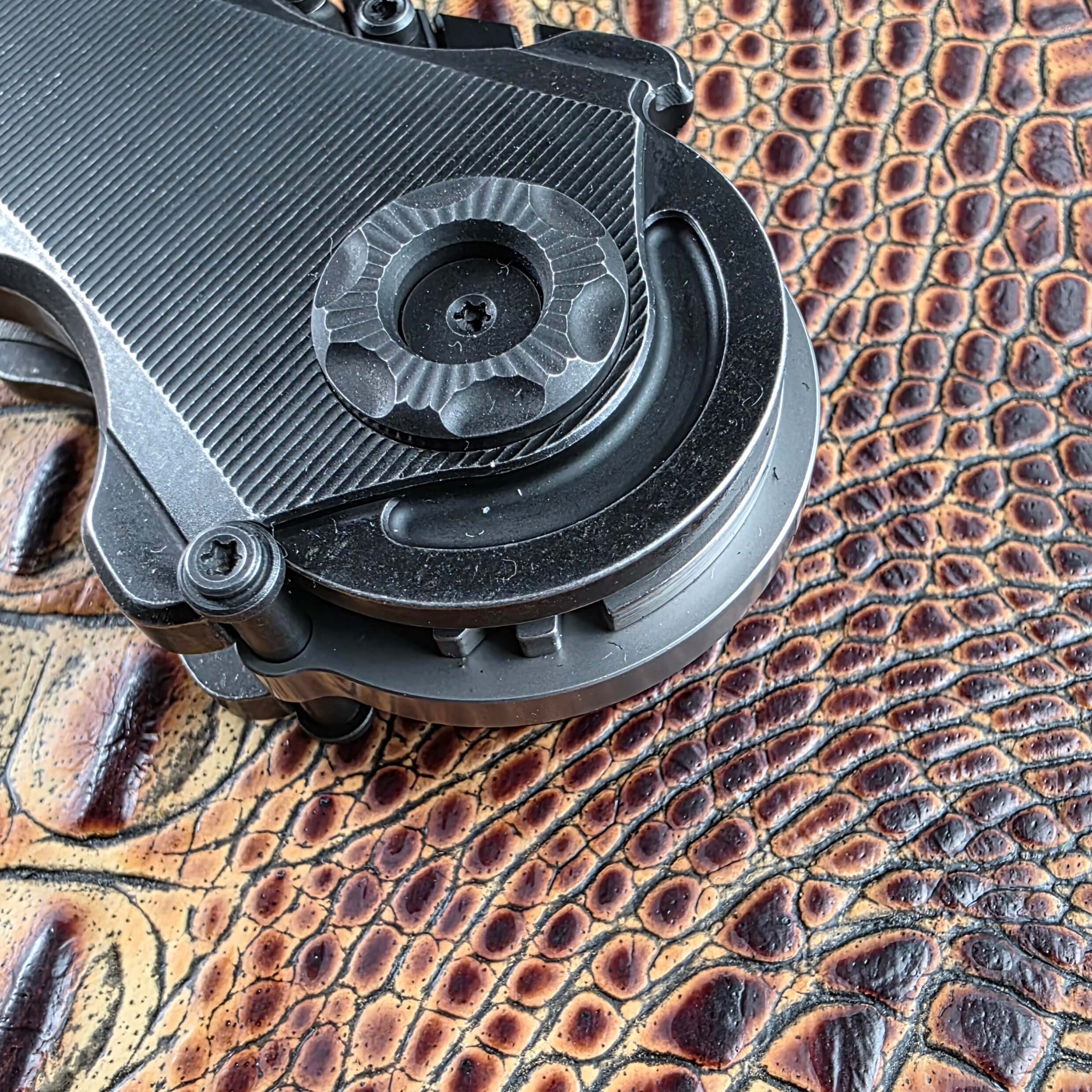 Macro of the Poikilo Blade AL-Khem pivot drum showing machined gear teeth on the rim